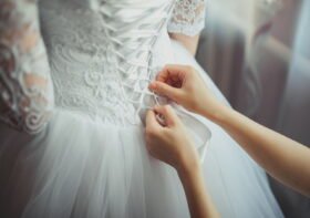 Suknie ślubne na miarę – jak tworzymy wymarzoną kreację dla przyszłych pań młodych